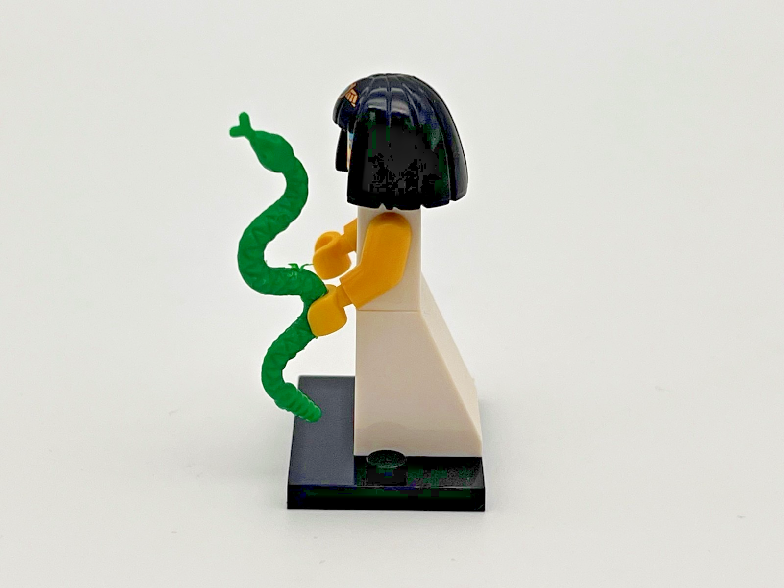 LEGO Minifigure Egyptian Queen 8805 Series 5 Complete with snake, base & insert - Image 3