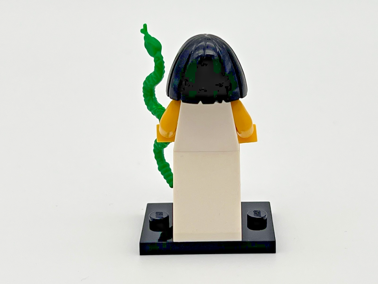 LEGO Minifigure Egyptian Queen 8805 Series 5 Complete with snake, base & insert - Image 4